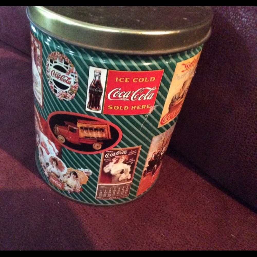 1998 Coca Cola tin with 700 piece jigsaw puzzle
